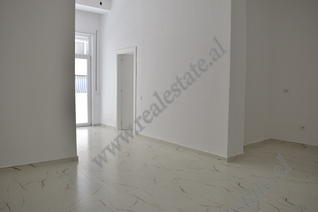 Ambient zyre me qira tek Donika Center ne rrugen Mine Peza prane Qendres ne Tirane.
Eshte e pozicio